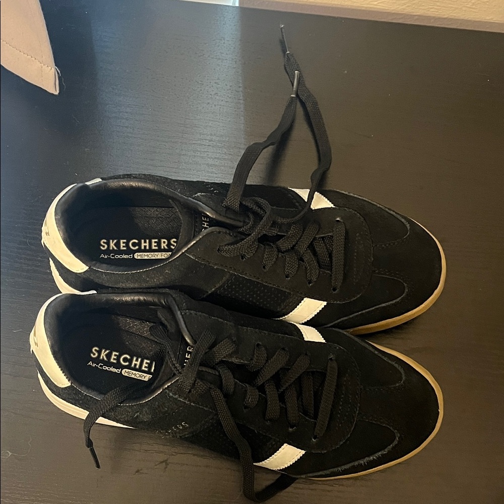 Skechers Woman’s Black and White Sneakers Air cooling memory foam - Picture 2 of 7